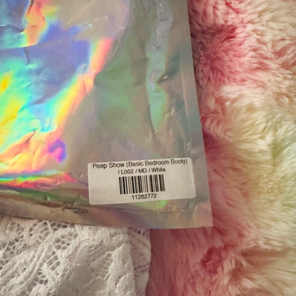 Cute booty PEEP SHOW - Picture 3 of 3